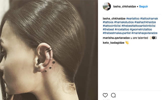 Tatuaje hélix muy femeninos