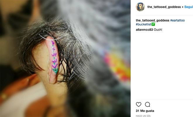 Tatuaje hélix en colores turquesa