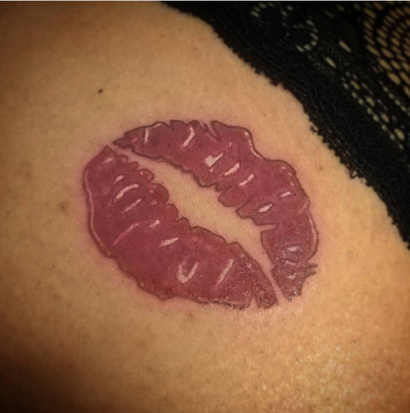 216473-tatuajesexy3 beso costillas