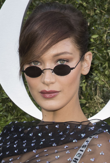 Bella Hadid con mini gafas de sol Bella Hadid con mini gafas de sol
