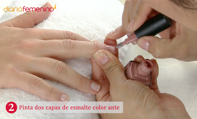Cómo hacer un divertido diseño de uñas de reno para Navidad: paso 2 Cómo hacer un divertido diseño de uñas de reno para Navidad: paso 2