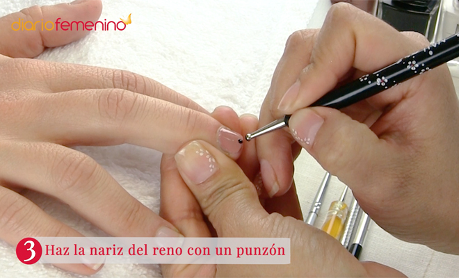 Cómo hacer un divertido diseño de uñas de reno para Navidad: paso 3 Cómo hacer un divertido diseño de uñas de reno para Navidad: paso 3
