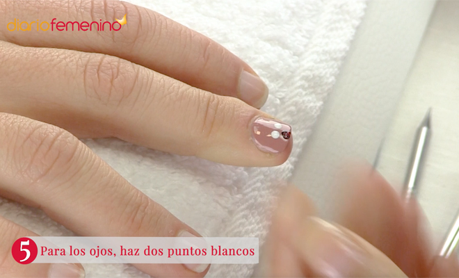 Cómo hacer un divertido diseño de uñas de reno para Navidad: paso 5 Cómo hacer un divertido diseño de uñas de reno para Navidad: paso 5