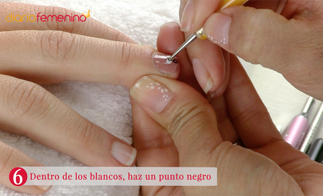 Cómo hacer un divertido diseño de uñas de reno para Navidad: paso 6 Cómo hacer un divertido diseño de uñas de reno para Navidad: paso 6