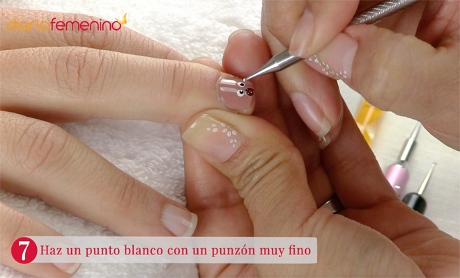 Cómo hacer un divertido diseño de uñas de reno para Navidad: paso 7 Cómo hacer un divertido diseño de uñas de reno para Navidad: paso 7