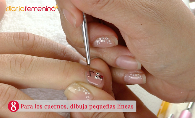 Cómo hacer un divertido diseño de uñas de reno para Navidad: paso 8 Cómo hacer un divertido diseño de uñas de reno para Navidad: paso 8