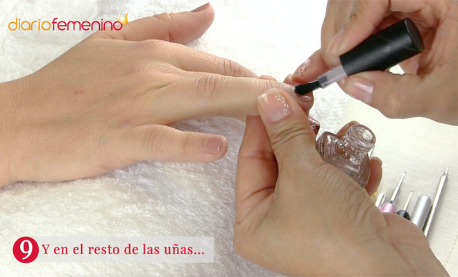 Cómo hacer un divertido diseño de uñas de reno para Navidad: paso 9 Cómo hacer un divertido diseño de uñas de reno para Navidad: paso 9