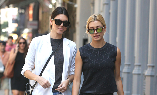 v Kendall Jenner y Hailey Baldwin, famosos que comparten tatuajes