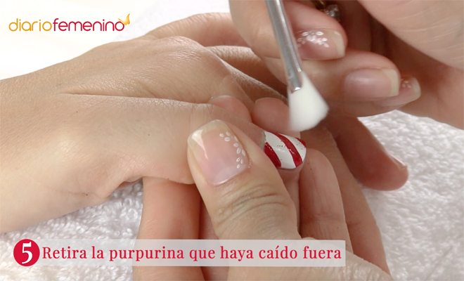 Diseño de uñas rápido de caramelo de Navidad. Paso 5 Diseño de uñas rápido de caramelo de Navidad. Paso 5