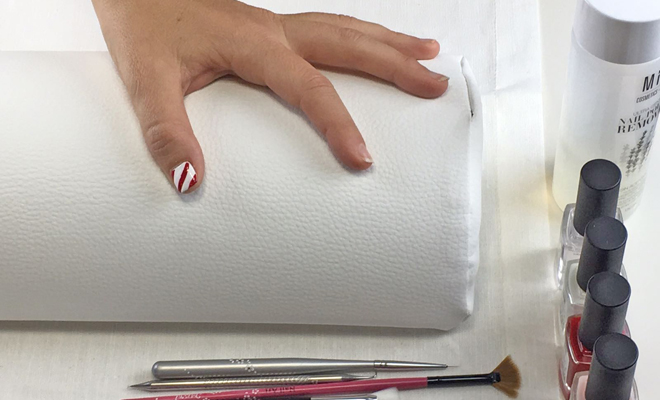 Cómo hacer este diseño de uñas rápido de caramelo de Navidad Cómo hacer este diseño de uñas rápido de caramelo de Navidad