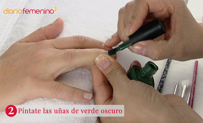 Diseño de uñas glitter de árbol de Navidad paso a paso. Paso 2 Diseño de uñas glitter de árbol de Navidad paso a paso. Paso 2