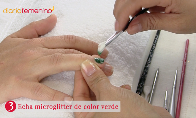 Diseño de uñas glitter de árbol de Navidad paso a paso. Paso 3 Diseño de uñas glitter de árbol de Navidad paso a paso. Paso 3