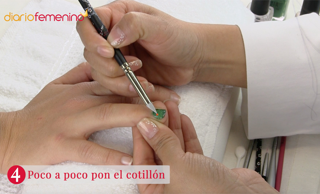 Diseño de uñas glitter de árbol de Navidad paso a paso. Paso 4 Diseño de uñas glitter de árbol de Navidad paso a paso. Paso 4