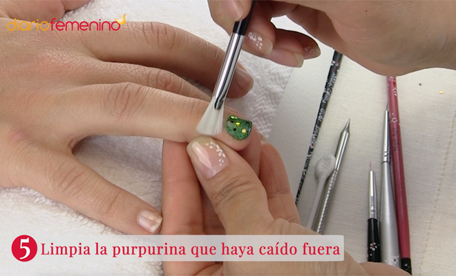 Diseño de uñas glitter de árbol de Navidad paso a paso. Paso 5 Diseño de uñas glitter de árbol de Navidad paso a paso. Paso 5