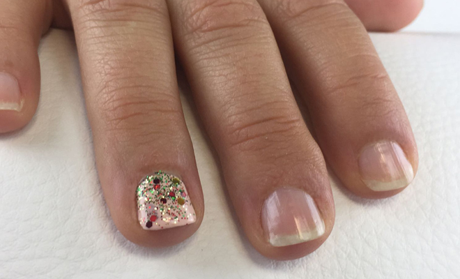 Qué necesitas para este diseño de uñas glitter para Navidad Qué necesitas para este diseño de uñas glitter para Navidad