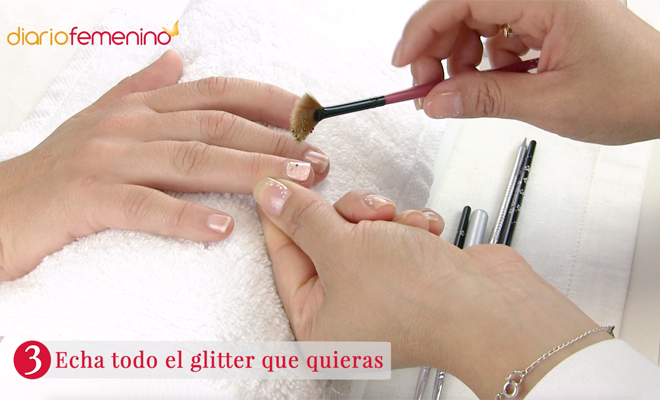 Diseño de uñas glitter para Navidad en color rosa. Paso 3 Diseño de uñas glitter para Navidad en color rosa. Paso 3