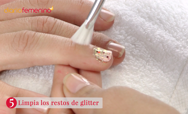Diseño de uñas glitter para Navidad en color rosa. Paso 5 Diseño de uñas glitter para Navidad en color rosa. Paso 5