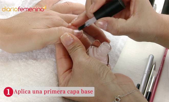 El diseño de uñas más fácil de luces de Navidad. Paso 1 El diseño de uñas más fácil de luces de Navidad. Paso 1