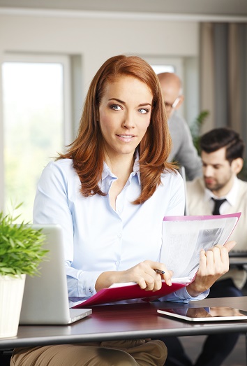 Paso a paso para disimular las ojeras antes de una reunión de trabajo