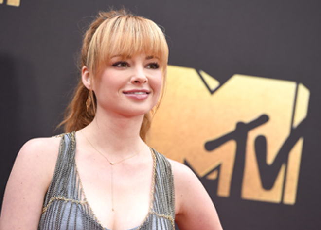 Ashley Rickards y su flequillo