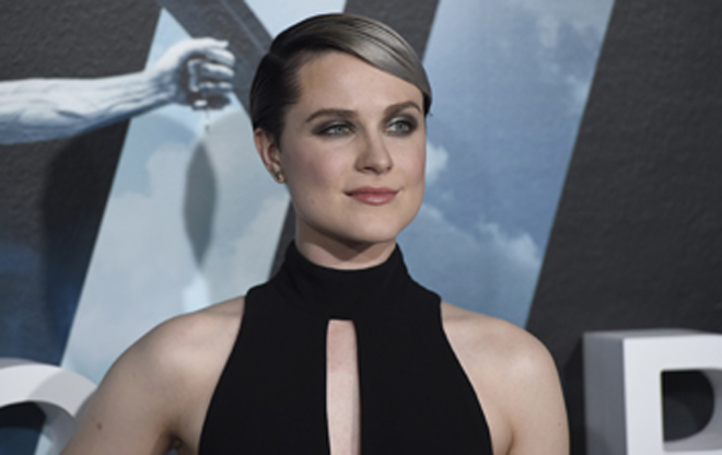 Evan Rachel de lado: peinado con flequillo