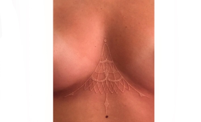 tatuajes con tinta blanca