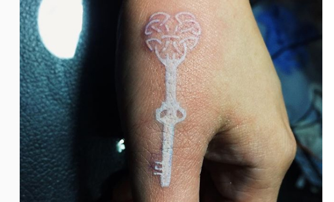 diseño tatuajes con tinta blanca