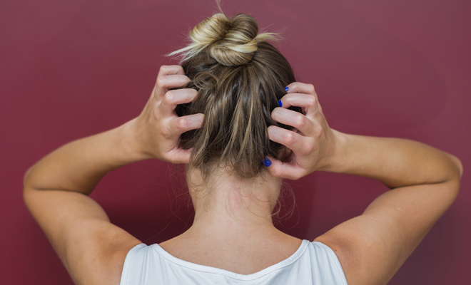 Hábitos diarios que ensucian tu pelo