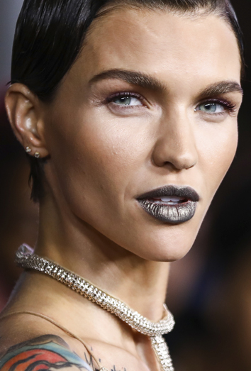 Ruby Rose, labios efecto metalizado