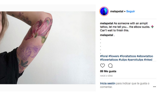 Flores en tu brazo con este tatuaje