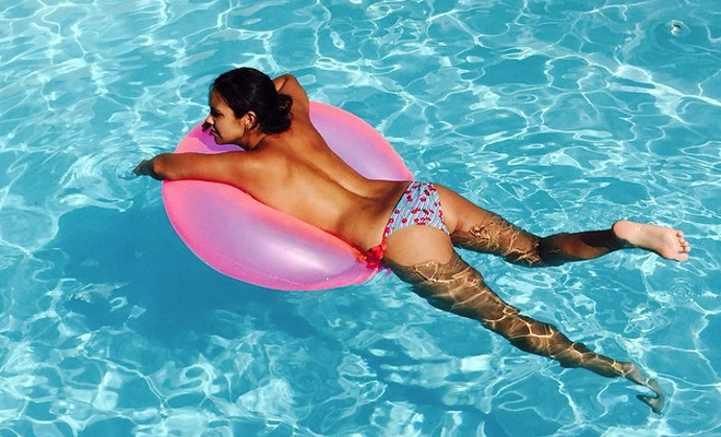 Los peligros de hacer topless Los peligros de hacer topless