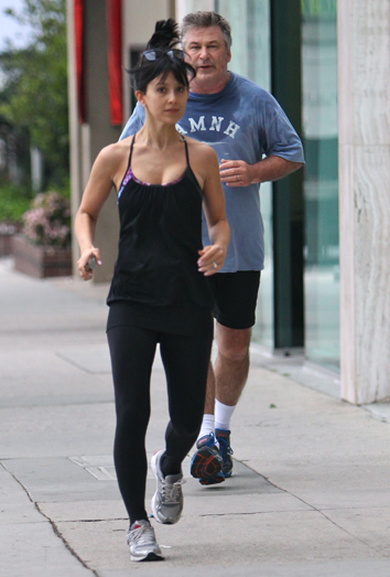 Alec Baldwin y su mujer haciendo ejercicio Alec Baldwin y su mujer haciendo ejercicio