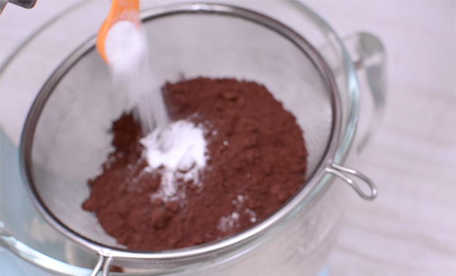 Recetas de Halloween: cómo hacer cupcakes de bruja paso 5 Recetas de Halloween: cómo hacer cupcakes de bruja paso 4