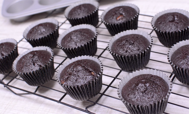 Recetas de Halloween: cómo hacer cupcakes de bruja paso 9 Recetas de Halloween: cómo hacer cupcakes de bruja paso 9