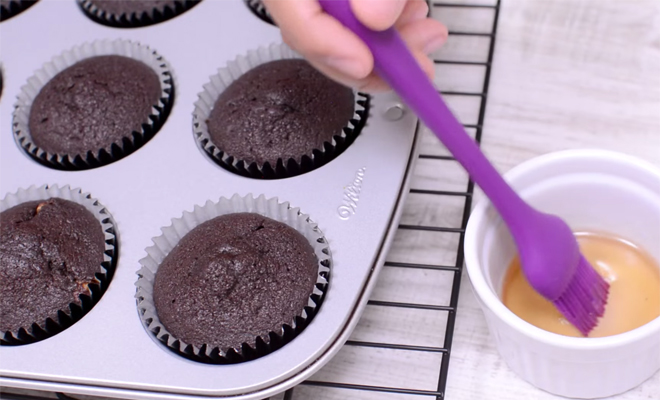 Recetas de Halloween: cómo hacer cupcakes de bruja paso 8 Recetas de Halloween: cómo hacer cupcakes de bruja paso 8