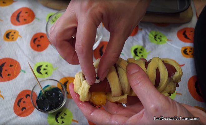 Recetas de Halloween sencillas: cómo hacer momias terroríficas paso 10 Recetas de Halloween sencillas: cómo hacer momias terroríficas paso 10