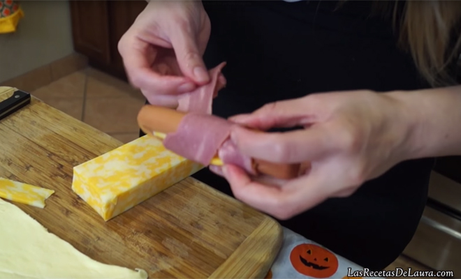 Recetas de Halloween sencillas: cómo hacer momias terroríficas paso 3 Recetas de Halloween sencillas: cómo hacer momias terroríficas paso 3