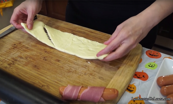 Recetas de Halloween sencillas: cómo hacer momias terroríficas paso 4 Recetas de Halloween sencillas: cómo hacer momias terroríficas paso 4