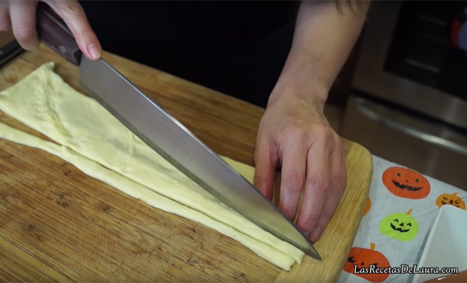 Recetas de Halloween sencillas: cómo hacer momias terroríficas paso 5 Recetas de Halloween sencillas: cómo hacer momias terroríficas paso 5