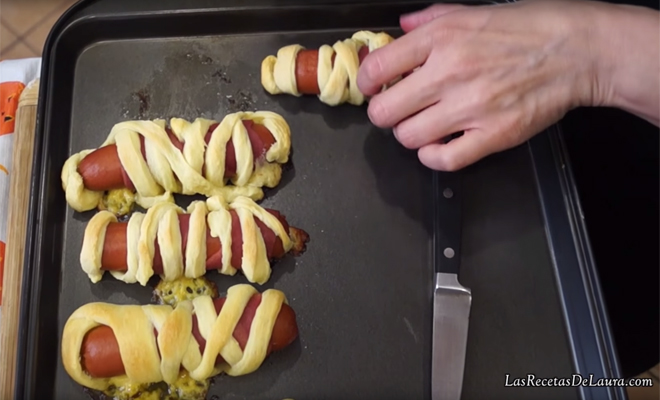 Recetas de Halloween sencillas: cómo hacer momias terroríficas paso 9 Recetas de Halloween sencillas: cómo hacer momias terroríficas paso 9