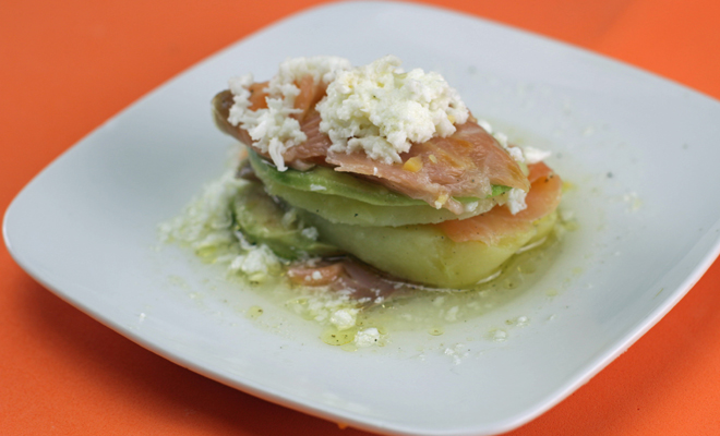 Recetas de entrantes y aperitivos para Navidad: milhojas de salmón