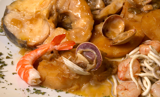 Recetas de platos principales para Navidad: merluza con langostinos Recetas de platos principales para Navidad: merluza con langostinos