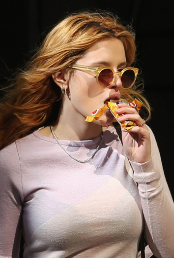 Bella Thorne comiendo chocolate