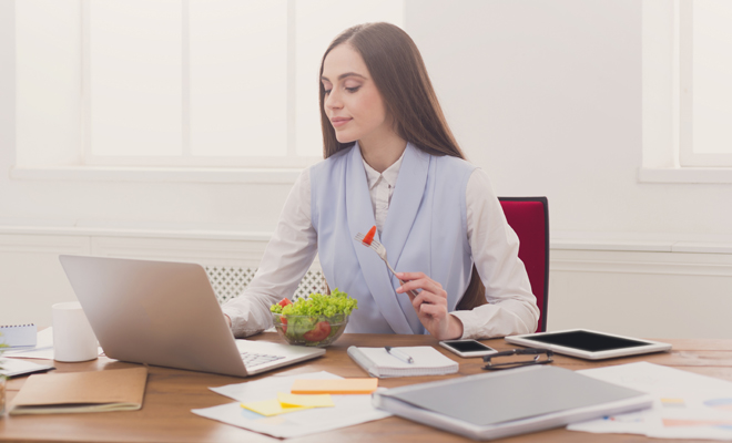 8 hábitos que te hacen engordar en la oficina 8 hábitos que te hacen engordar en la oficina