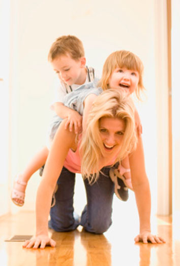 Así es la mujer Gallo con sus hijos según el horóscopo chino. Así es la mujer Gallo con sus hijos según el horóscopo chino.