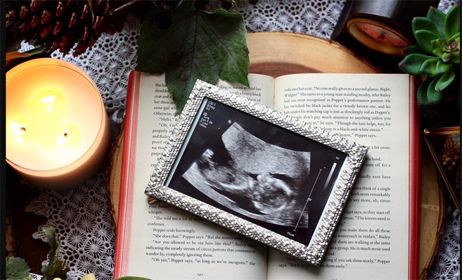 Anunciar un embarazo con un libro 