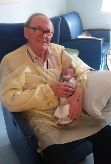 El abuelo de la UCI que abraza a bebés prematuros