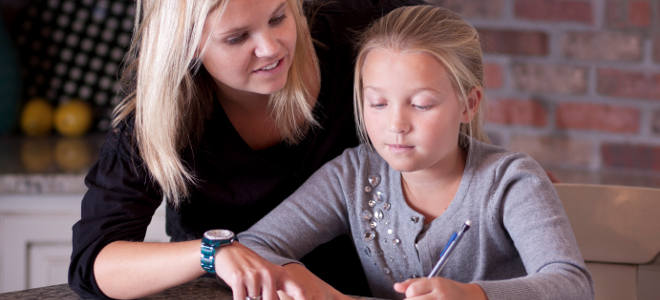 Cómo lograr que los hijos hagan solos los deberes