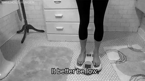 Mujer pesándose Mujer pesándose