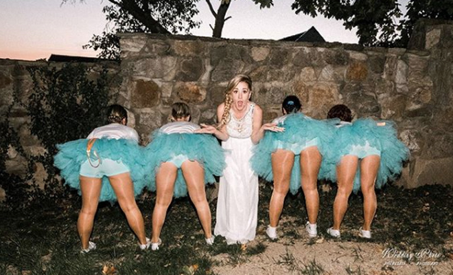 foto divertida boda novia y amigas  foto divertida boda novia y amigas